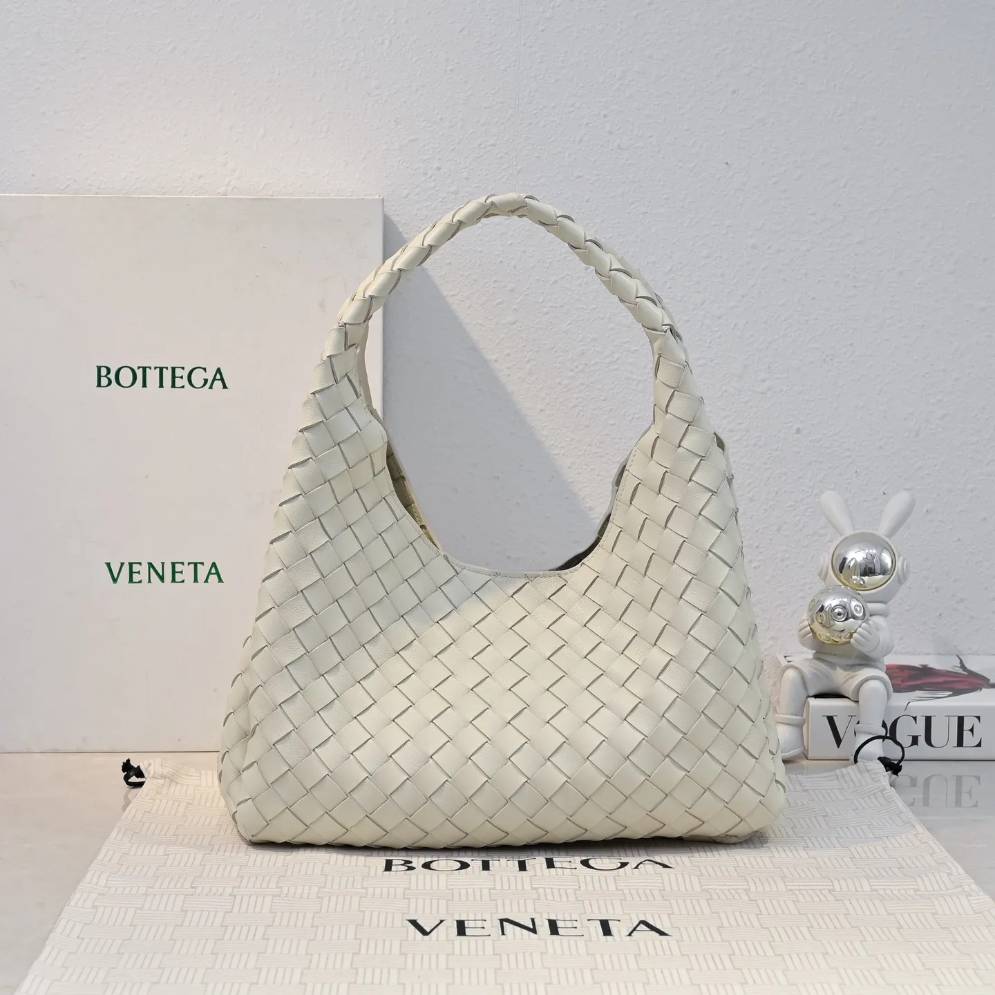 Batch 2160 new products are coming! BOTTEGA VENETA Bottega Veneta's 2025 new Campana shoulder bag is on the market~ First of all, I would like to praise the weight of this bag. As a not too small bag, it is very light for daily use. For people like me who need to carry a lot of belongings when going out, this advantage is great, and it greatly reduces the burden of traveling. 🛍️The shape is a bit like a combination of parachute and jodie. The blunt triangle shape is cute and honest. Carrying it on your back when going shopping is a good mood accelerator. The handles and body of the bag are both classic weaves. A tie is added to the original open design. If it is not tied up, the bag will look like a small vegetable basket when carried. Style number: 4249 Size: 33*20*16.5cm